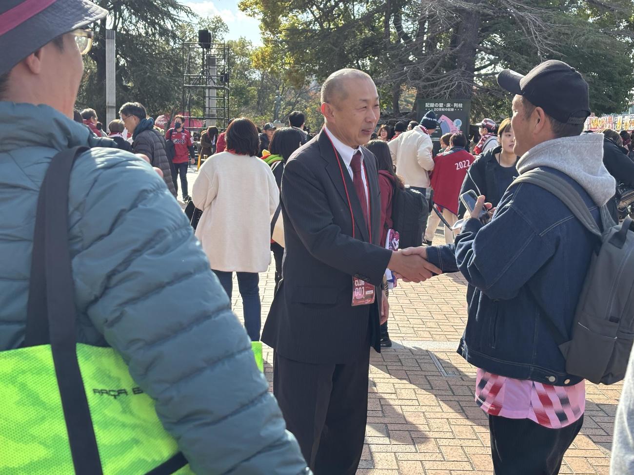 試合前にサポーターと握手するファジアーノ岡山の木村正明オーナー