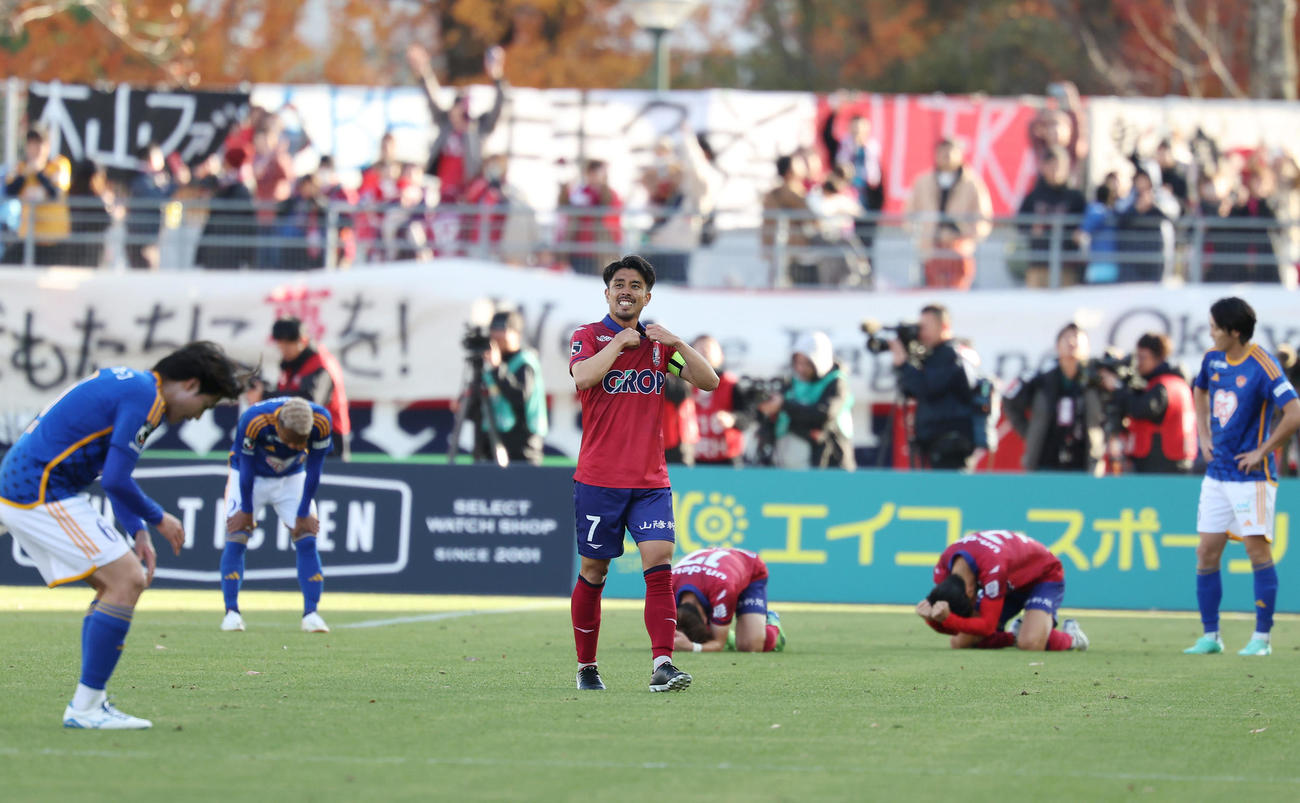 岡山対仙台　仙台を破ってJ1昇格を果たし、喜ぶ岡山竹内（中央）ら（撮影・前田充）