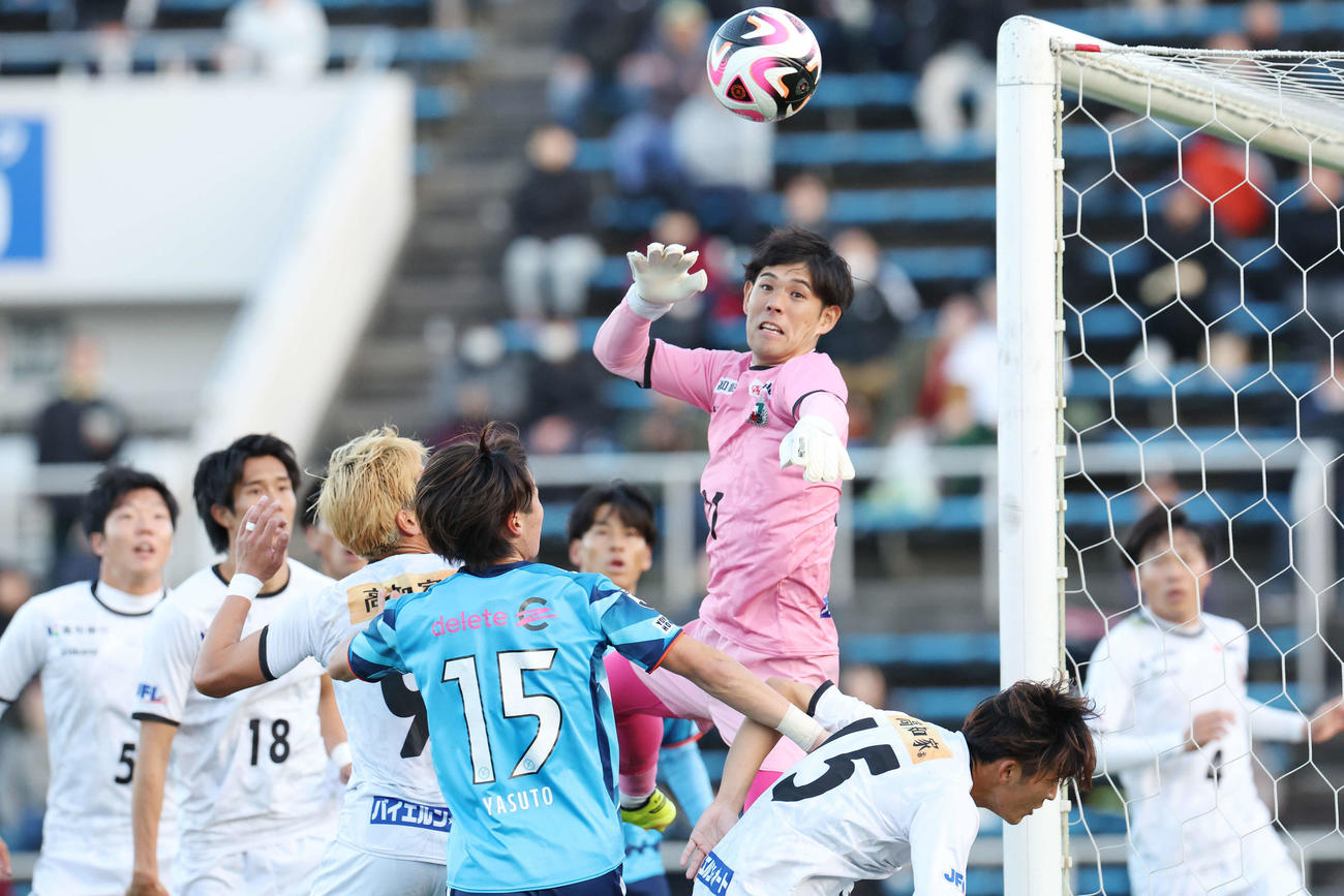 YS横浜対高知ユナイテッド　前半、ボールをかき出す高知ユナイテッドGK大杉（撮影・宮地輝）