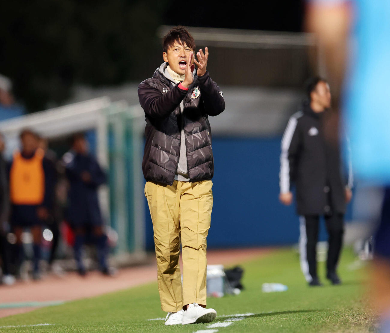 YS横浜対高知ユナイテッド　後半、拍手する高知ユナイテッド吉本監督（撮影・宮地輝）