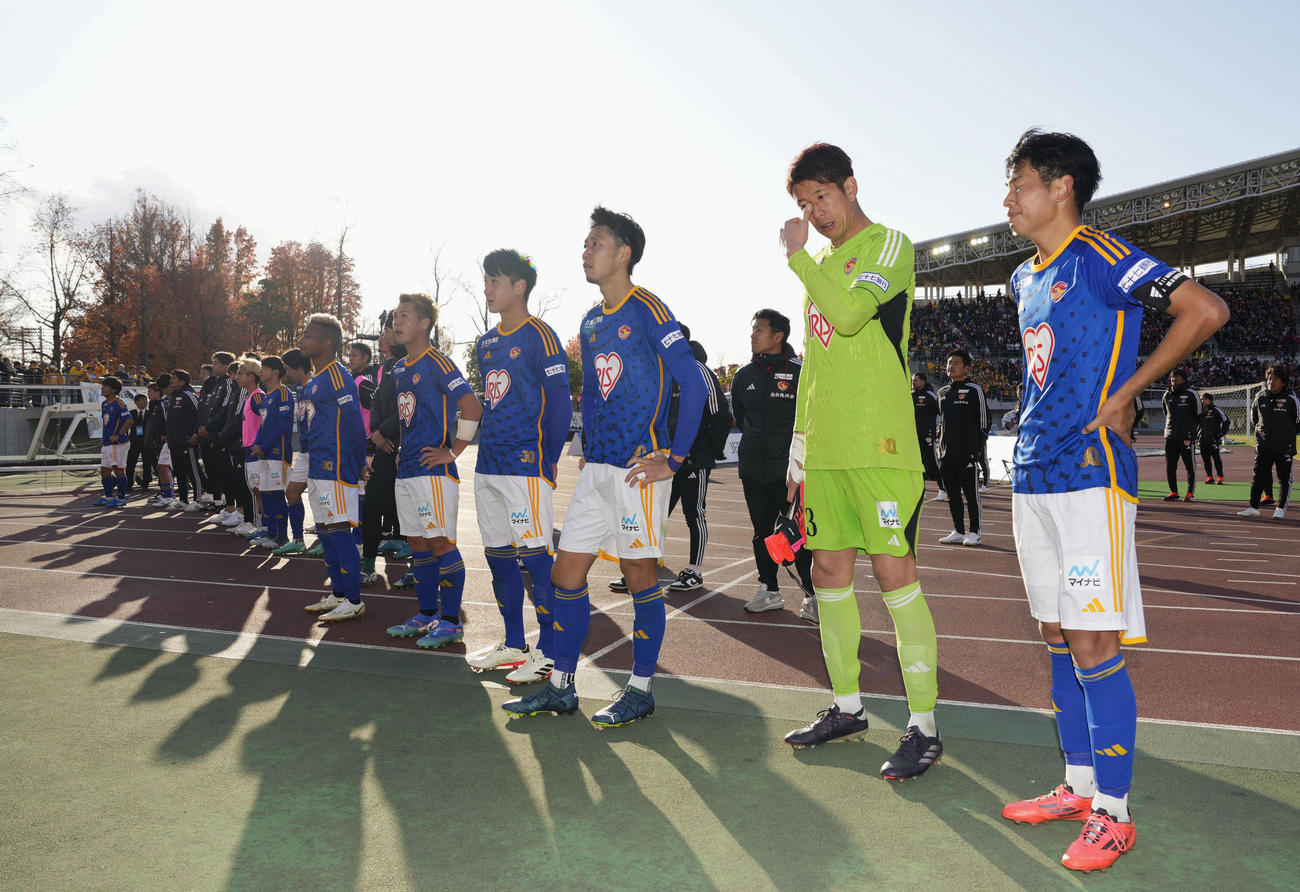 岡山対仙台　岡山に敗れJ1昇格を逃し、サポーターにあいさつする（右から）郷家、GK林ら仙台の選手たち（共同）
