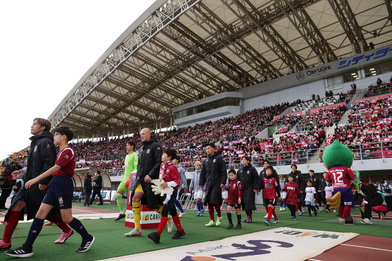 岡山対仙台　入場する両チームの選手たち（撮影・前田充）