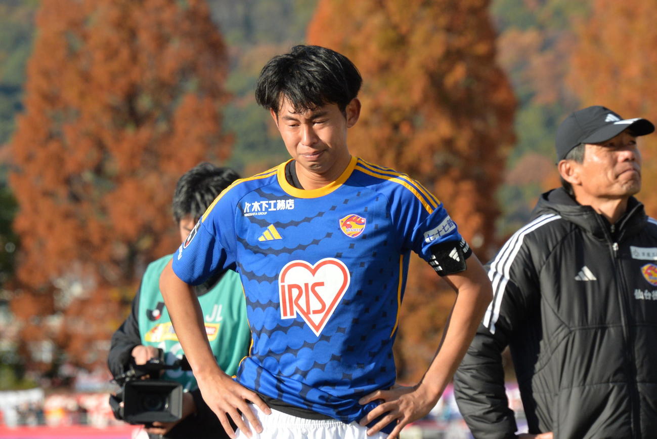 岡山対仙台　サポーターを前に、悔しさをかみしめる仙台MF郷家