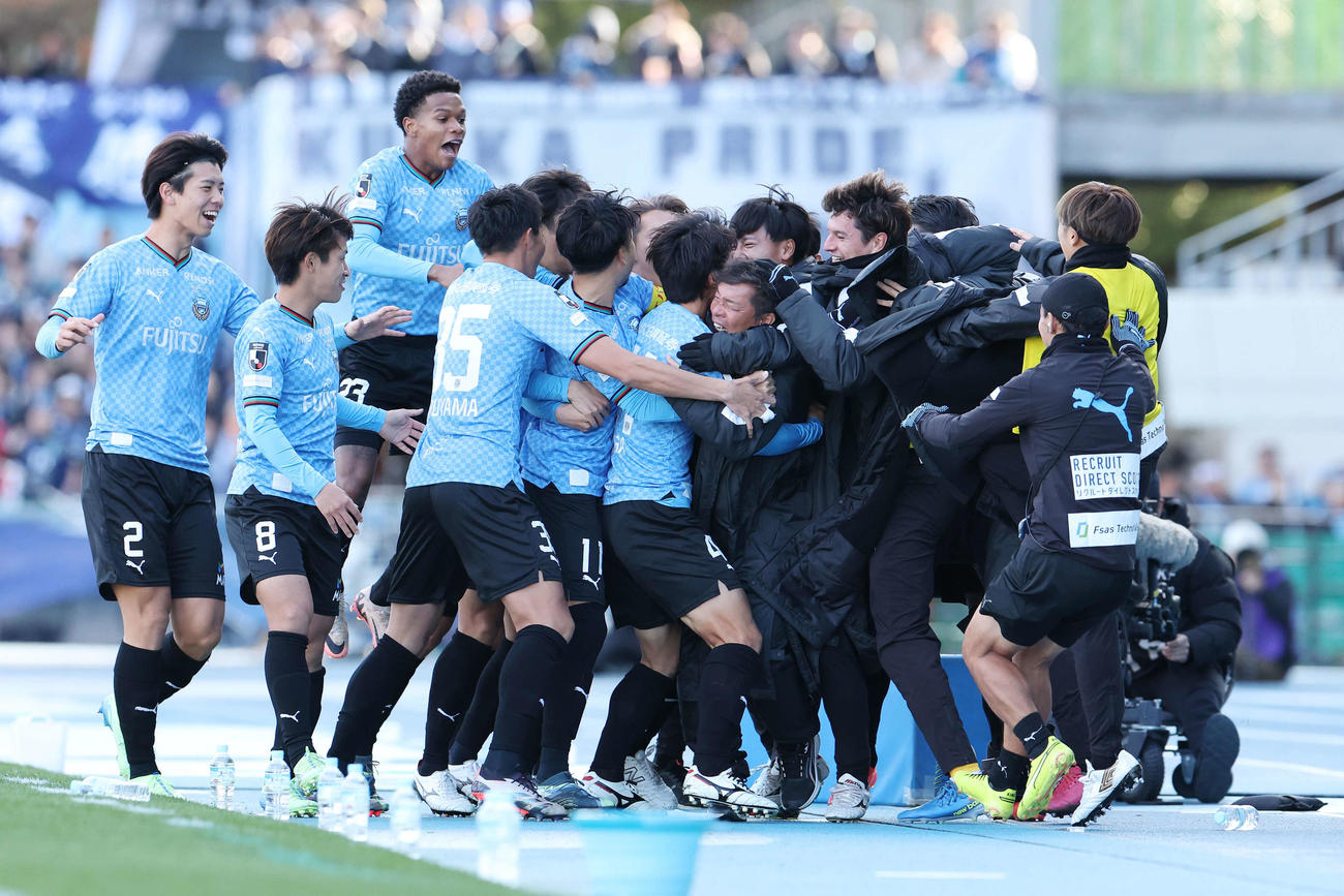 川崎F対福岡　前半、川崎F家長がゴールを決め選手たちにもみくちゃにされる鬼木監督（中央）（撮影・宮地輝）