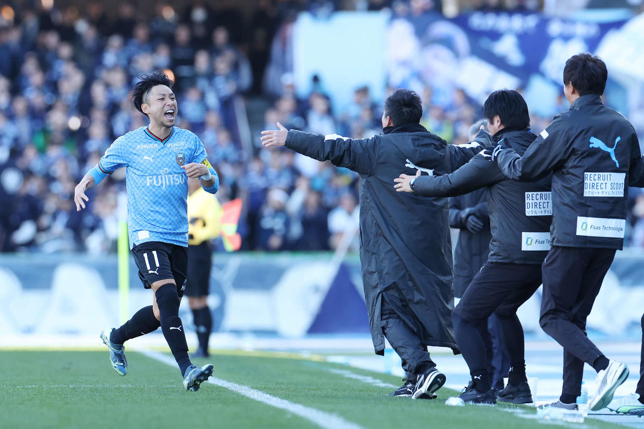 川崎F対福岡　前半、ゴールを決めた川崎F小林（左）は鬼木監督（中央）のもとに駆け寄る（撮影・宮地輝）