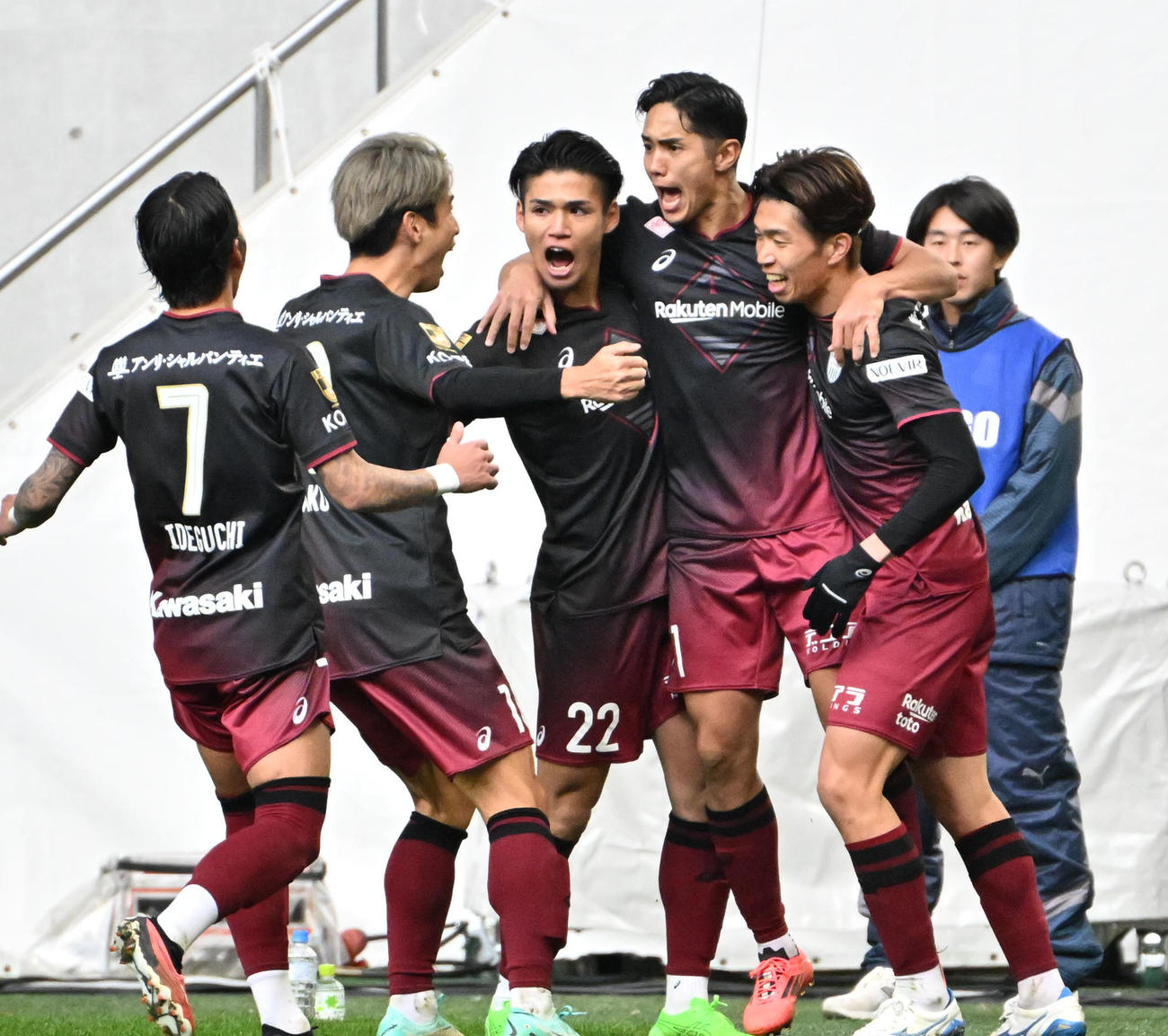 神戸対湘南　前半、ゴールを決め喜ぶ神戸武藤（左から2人目）（撮影・石井愛子）
