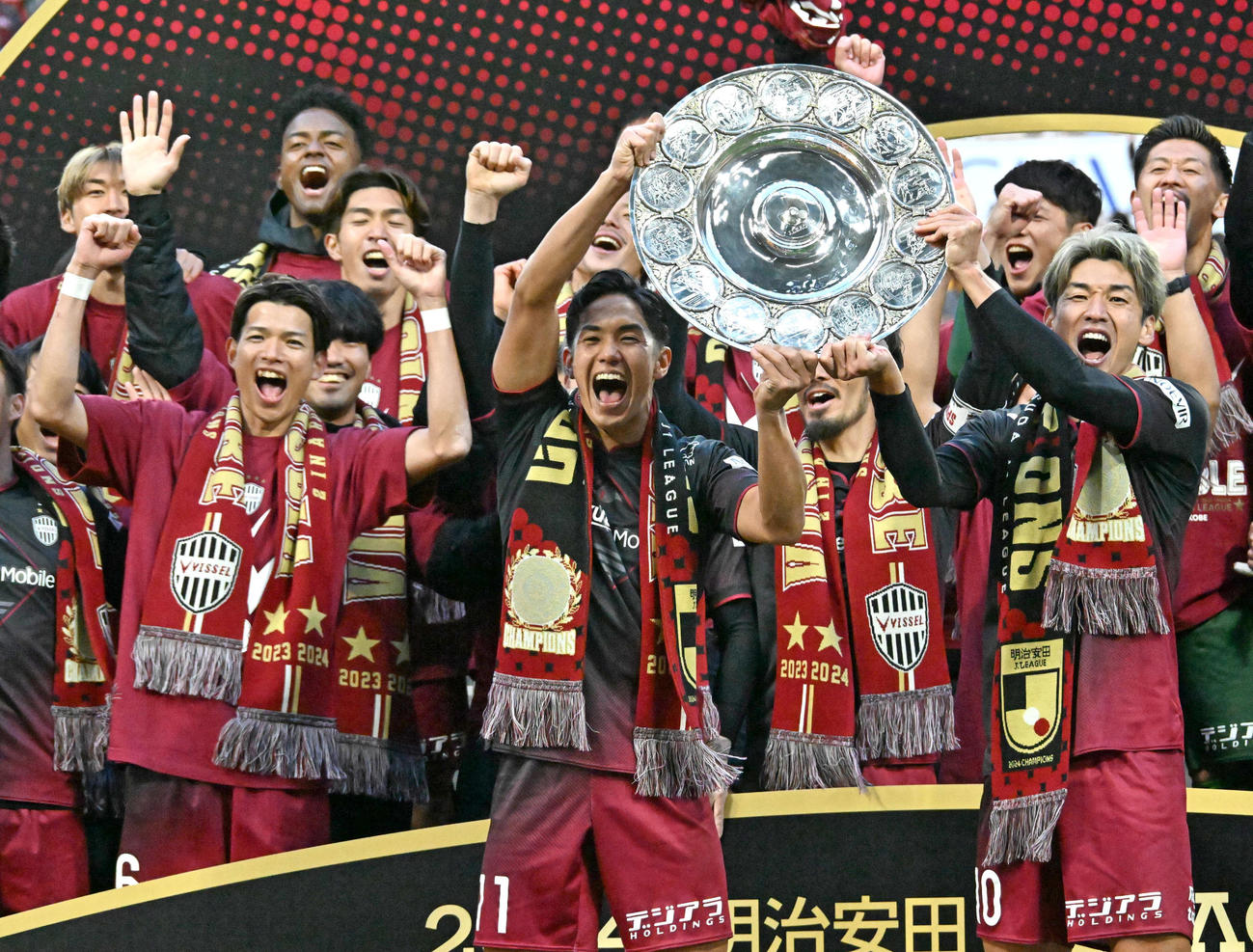 J1王者に輝き、シャーレを共にあげる掲げる神戸武藤（前列中央）、大迫（前列右）（撮影・石井愛子）