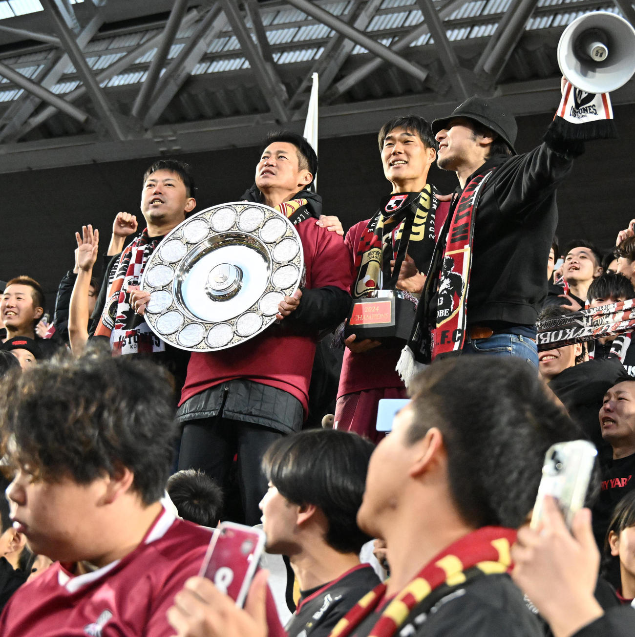 J1王者に輝きサポーターたちと喜び合う神戸吉田監督（後列左から2人目）、山川（後列左から3人目）（撮影・石井愛子）
