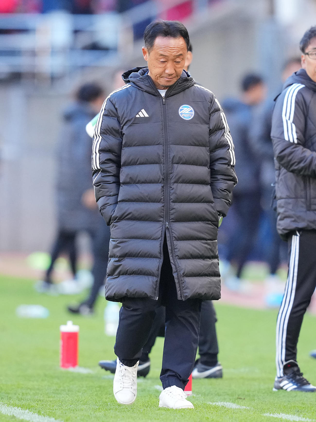 鹿島対町田　前半、3失点目を喫しうつむく町田黒田監督（撮影・垰建太）