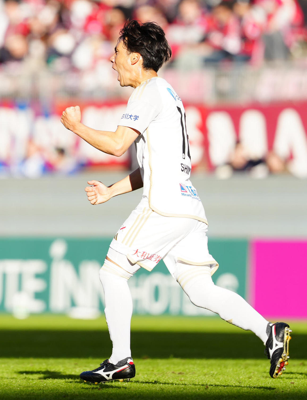 鹿島対町田　前半、ゴールを決めガッツポーズの町田下田（撮影・江口和貴）