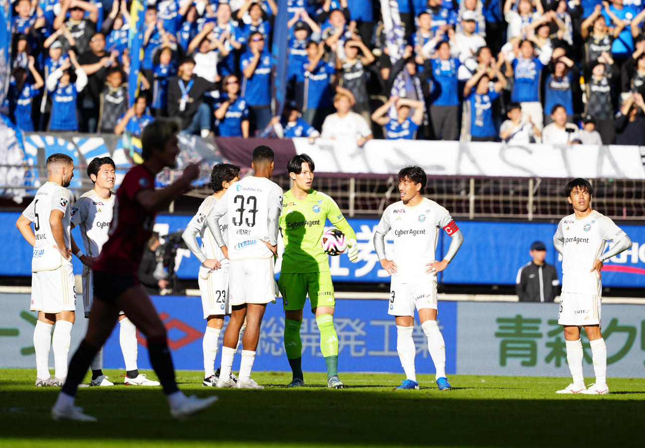 鹿島対町田　前半、鹿島樋口にゴールを決められ、集まる町田の選手たち（撮影・江口和貴）