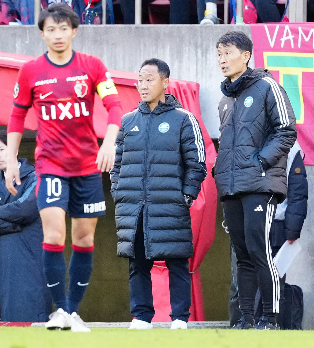 鹿島対町田　後半、町田金ヘッドコーチ（右）と言葉を交わす黒田監督。左は鹿島柴崎（撮影・江口和貴）