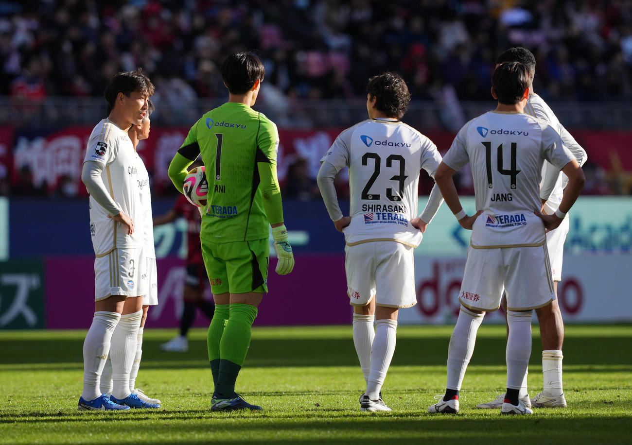 鹿島対町田　前半、2失点目を喫しチームメートと話し合う町田昌子（左）（撮影・垰建太）