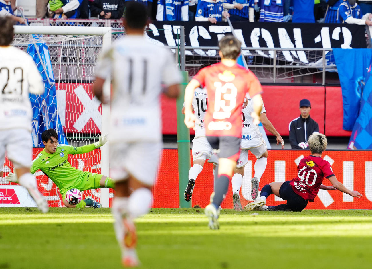 鹿島対町田　前半、鹿島鈴木（右）にゴールを決められる町田GK谷（撮影・江口和貴）