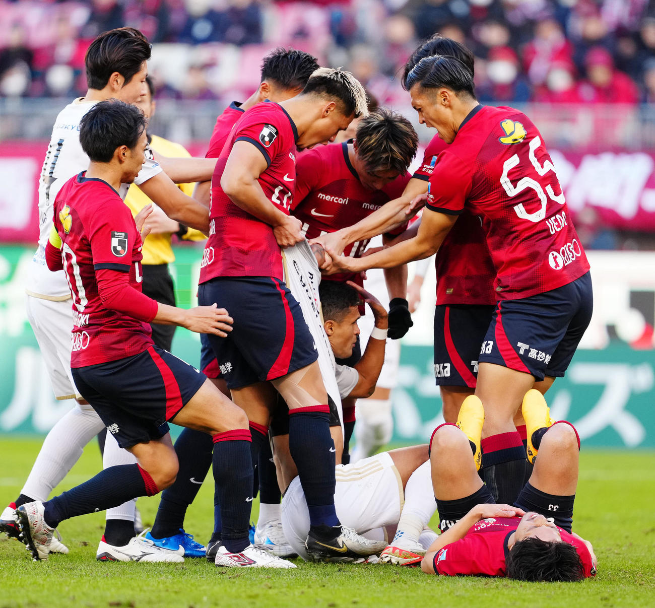 鹿島対町田　前半、町田エリキ（中央下）に詰め寄る鹿島の選手たち（撮影・江口和貴）