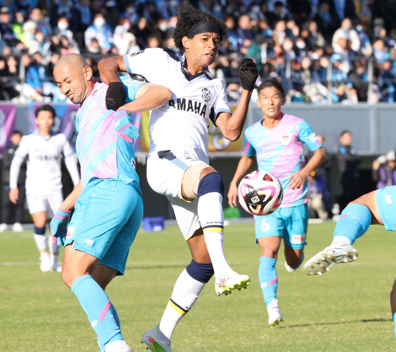 鳥栖対磐田　前半、必死にゴール前で競り合う磐田ジャーメイン（撮影・梅根麻紀）