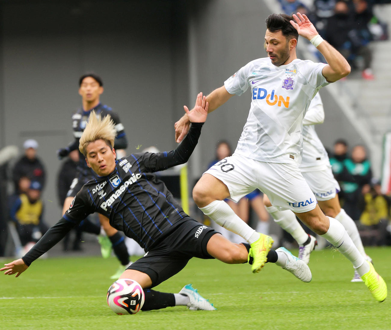 G大阪対広島　前半、激しく競り合うG大阪山田（左）と広島トルガイ・アルスラン（撮影・上山淳一）