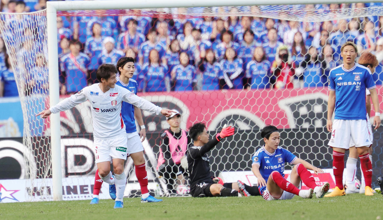 横浜対名古屋　前半、先制ゴールを決め喜ぶ名古屋和泉（撮影・野上伸悟）