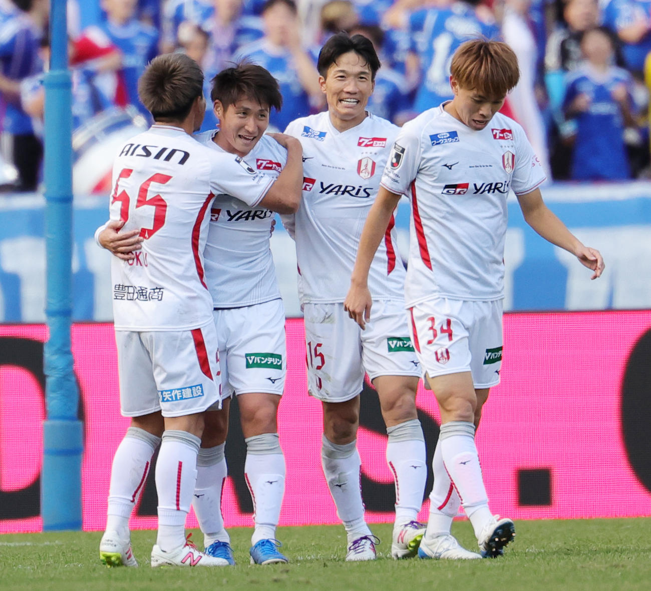 横浜対名古屋　前半、先制ゴールを決め喜ぶ名古屋和泉（左から2人目）（撮影・野上伸悟）