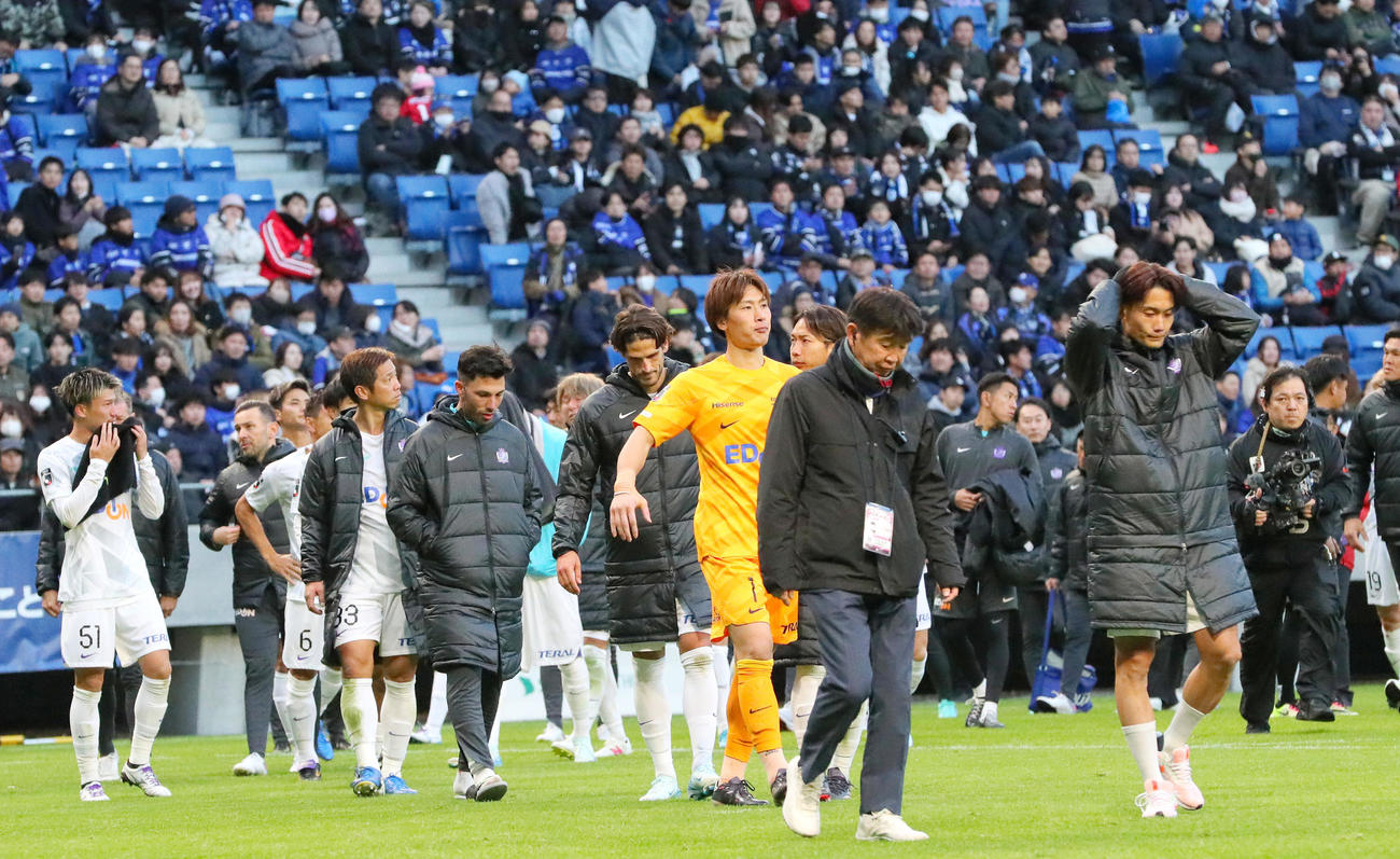 G大阪に敗れ、落胆する広島の選手ら（撮影・上山淳一）
