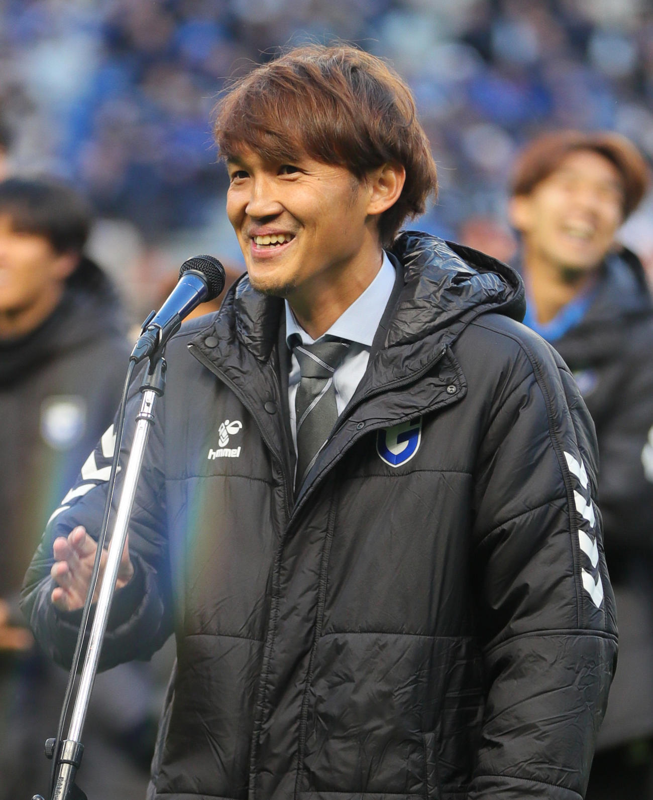 最終戦を終えファンにあいさつするG大阪宇佐美（撮影・上山淳一）