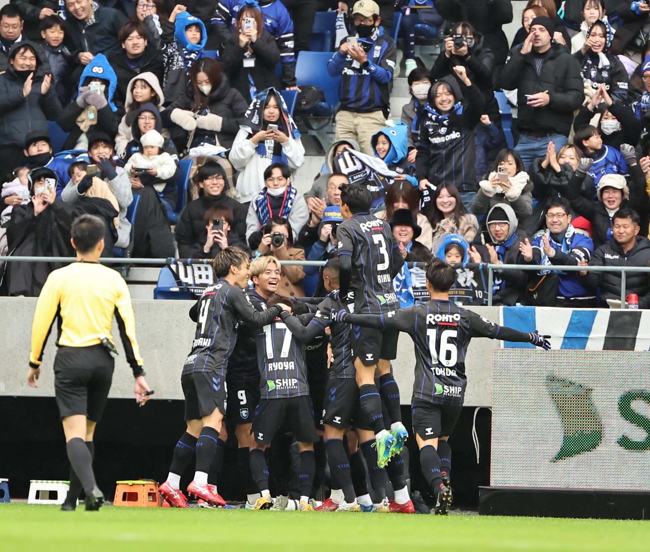 G大阪対広島　前半、G大阪坂本の先制ゴールで喜ぶイレブン（撮影・上田博志）