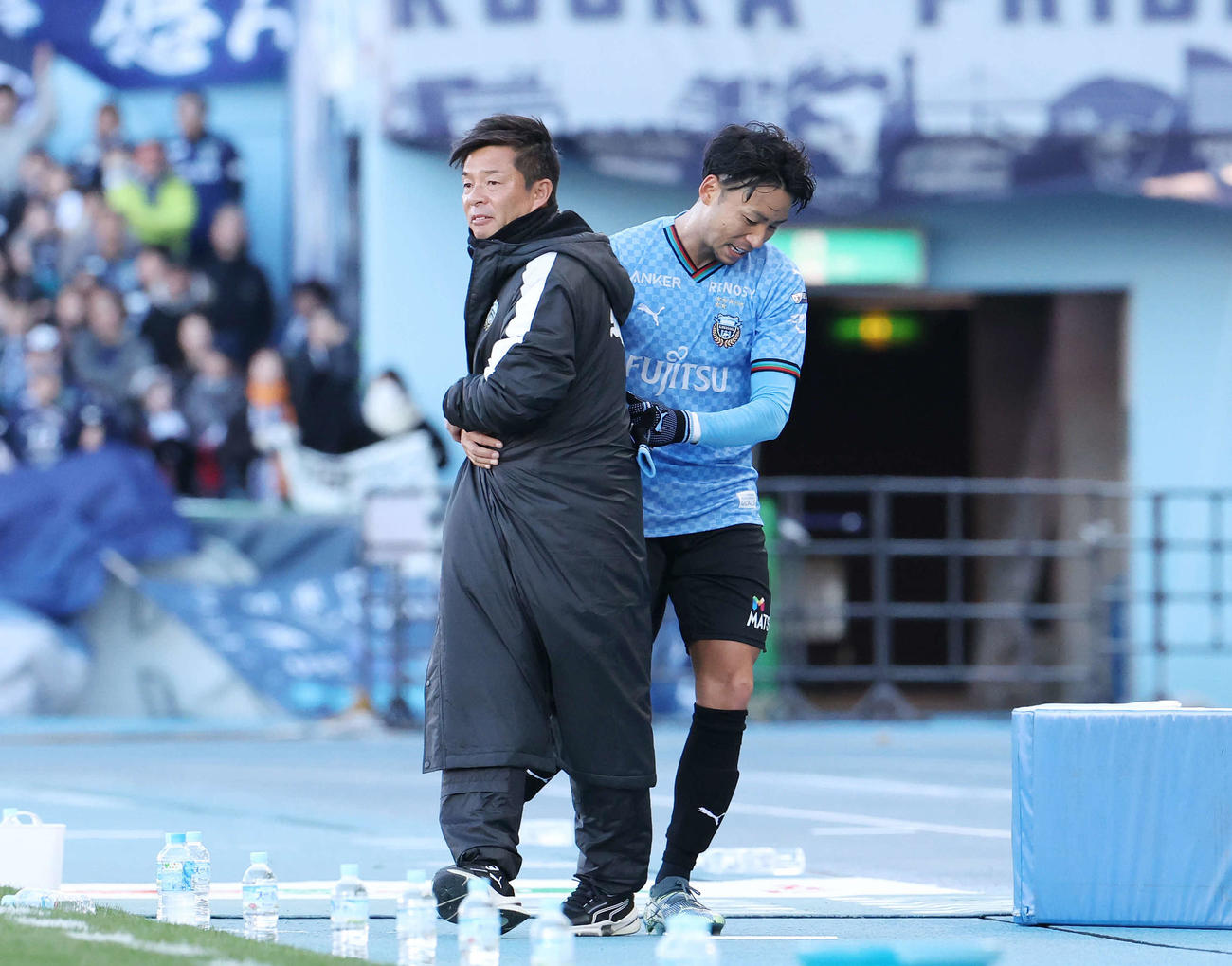 川崎F対福岡　後半、途中交代で下がる川崎F小林（右）は鬼木監督と抱き合った（撮影・宮地輝）
