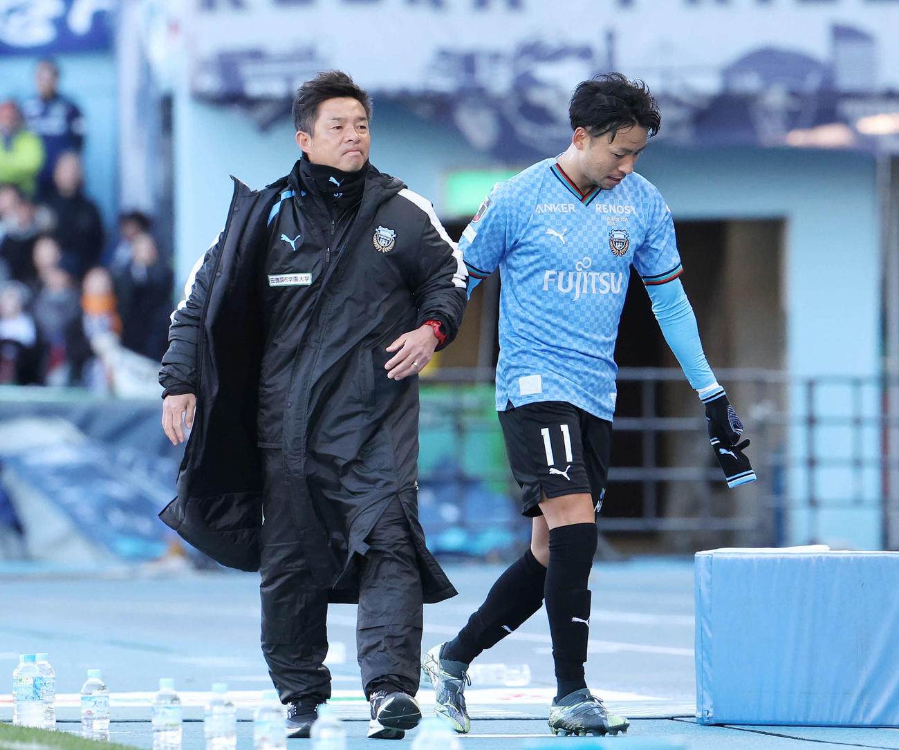 川崎F対福岡　後半、途中交代で下がった川崎F小林（右）と鬼木監督（撮影・宮地輝）