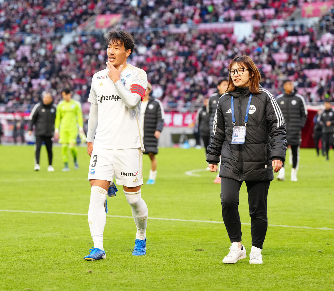 鹿島対町田　試合後、サポーターへあいさつに向かう町田昌子（左）（撮影・江口和貴）