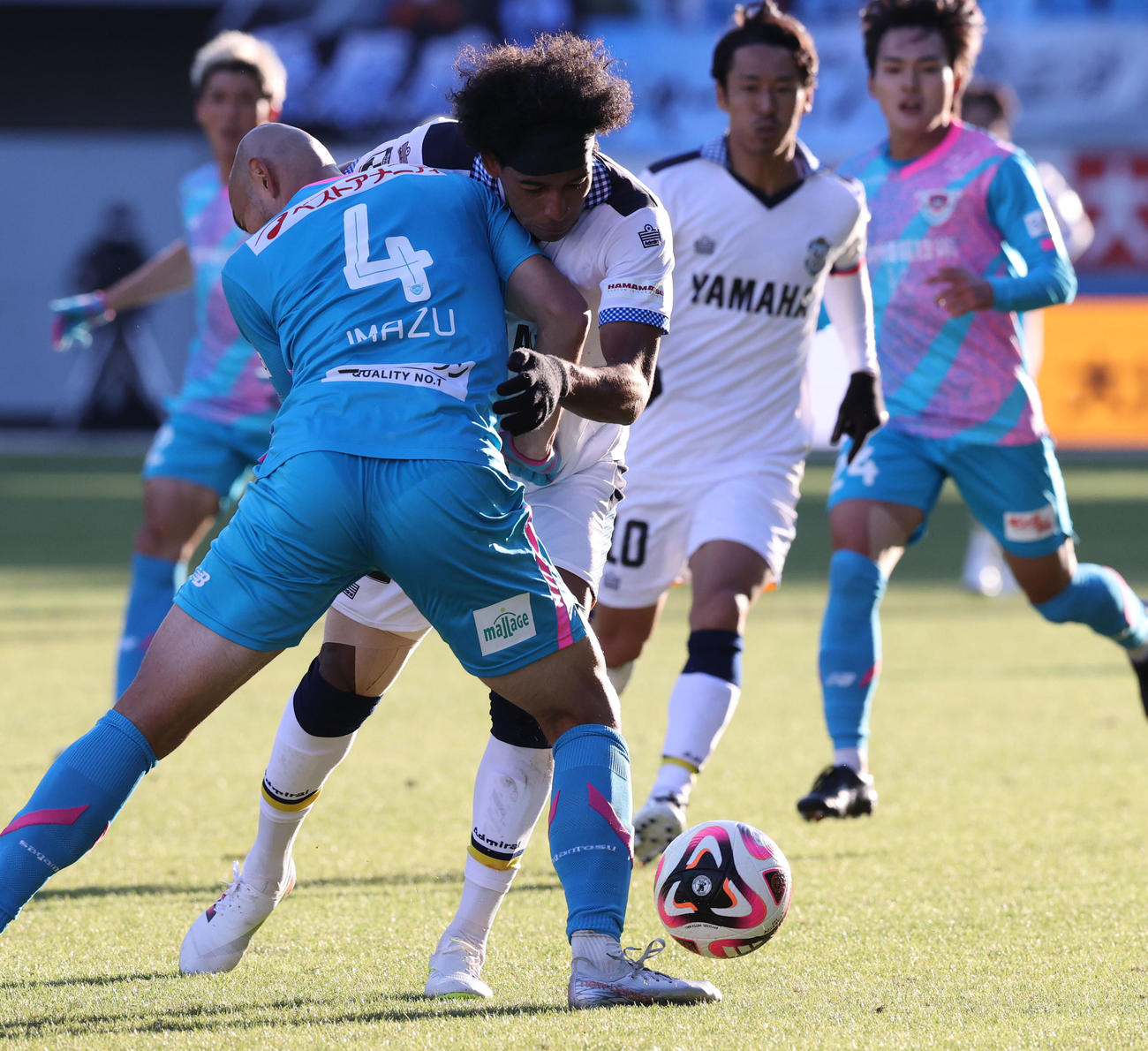 鳥栖対磐田　後半、ゴール前で厳しいマークに合う磐田ジャーメイン（撮影・梅根麻紀）