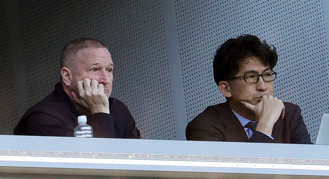 横浜対名古屋　観戦する横浜の新監督のホランド氏（左）と西野SD（撮影・野上伸悟）