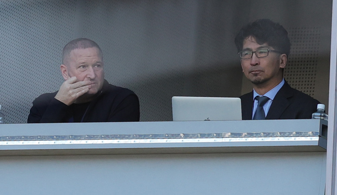 横浜対名古屋　観戦する横浜の新監督のホランド氏（左）と西野SD（撮影・野上伸悟）