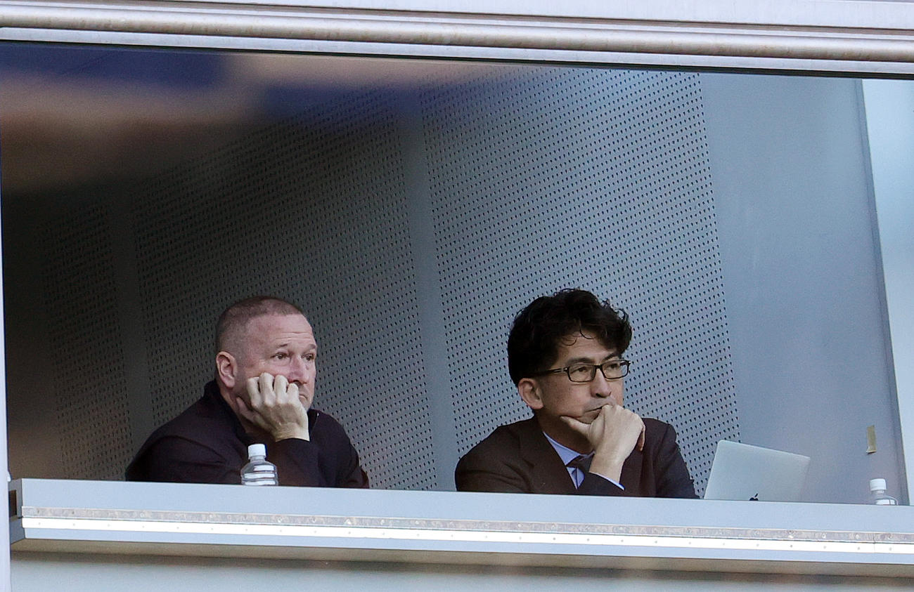横浜対名古屋　観戦する横浜の新監督のホランド氏（左）と西野SD（撮影・野上伸悟）