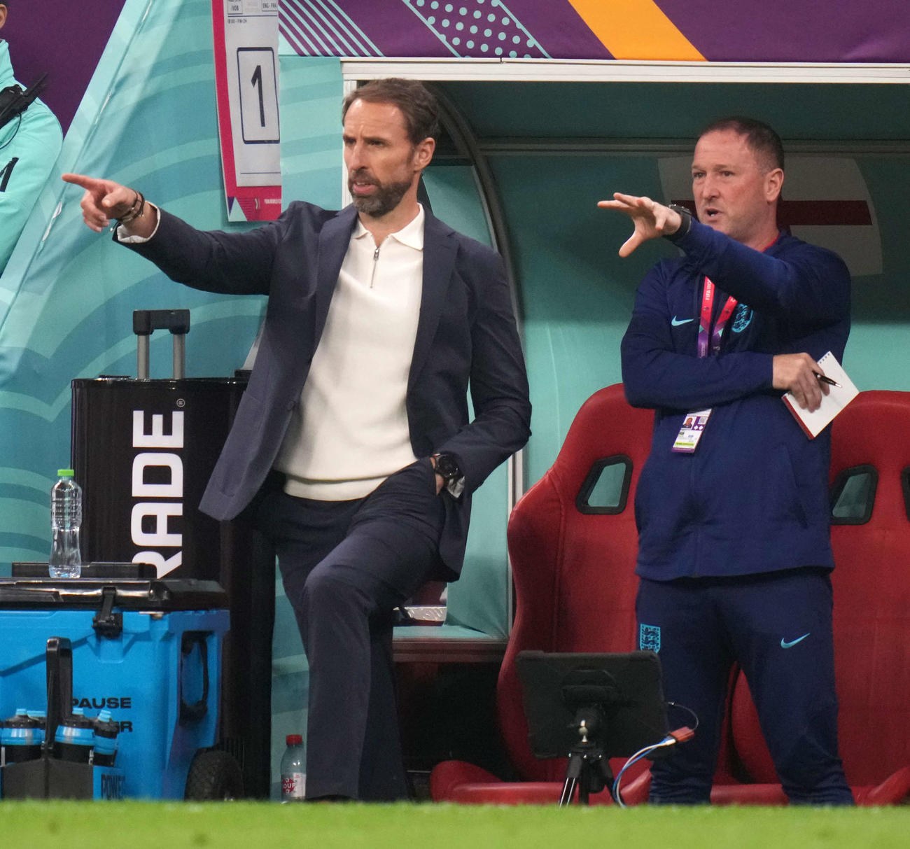 22年W杯、準々決勝フランス戦でイングランド・サウスゲート監督（左）と並んで戦況を見守るホランドコーチ