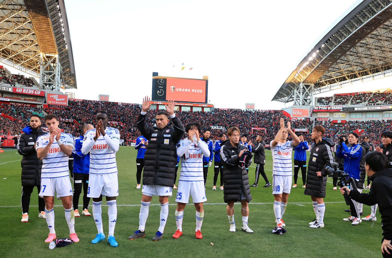 浦和対新潟　スコアレスドローで残留を決め、サポーターにあいさつする新潟イレブン（撮影・浅見桂子）