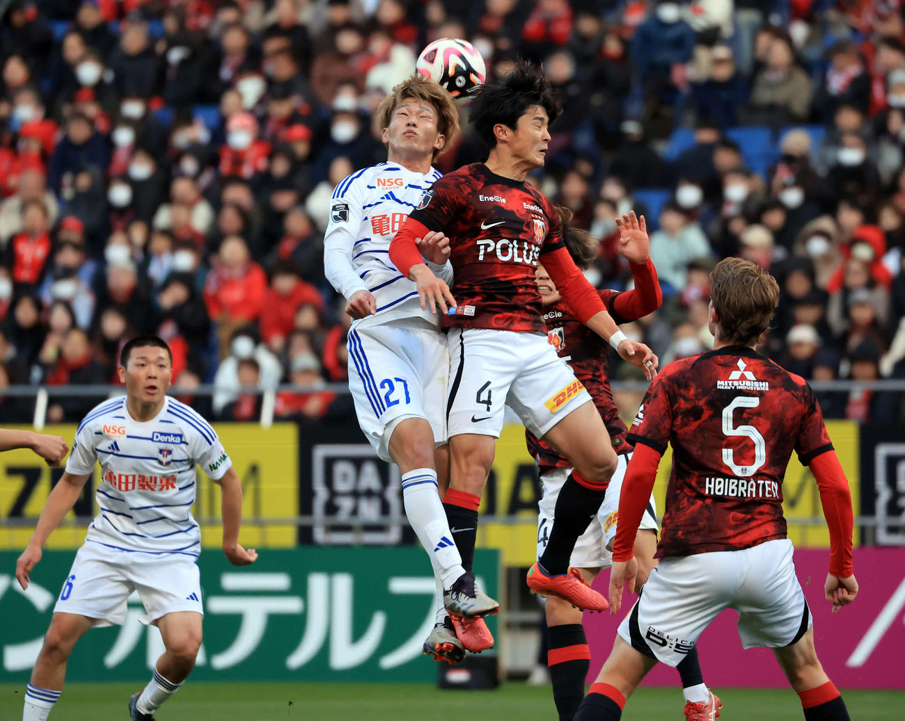 浦和対新潟　後半、CKから相手と競り合いながらヘディングでシュートを狙う新潟長倉（中央左）（撮影・浅見桂子）