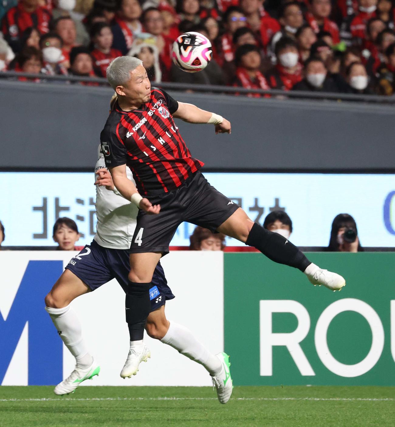 札幌対柏　前半、ヘディングする札幌菅（撮影・黒川智章）