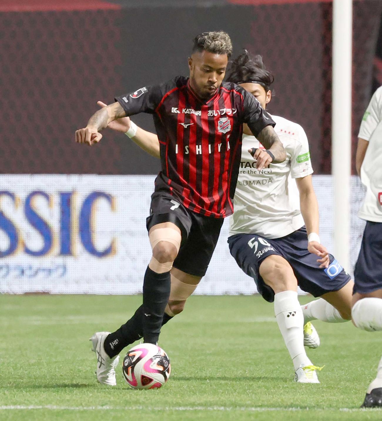 札幌対柏　前半、ドリブルする札幌鈴木（撮影・黒川智章）