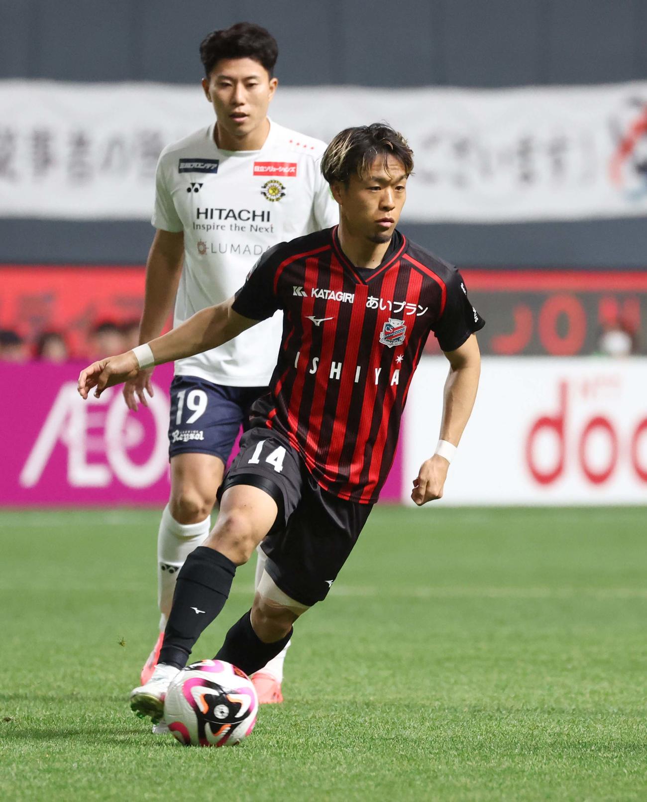札幌対柏　前半、ドリブルする札幌駒井（撮影・黒川智章）