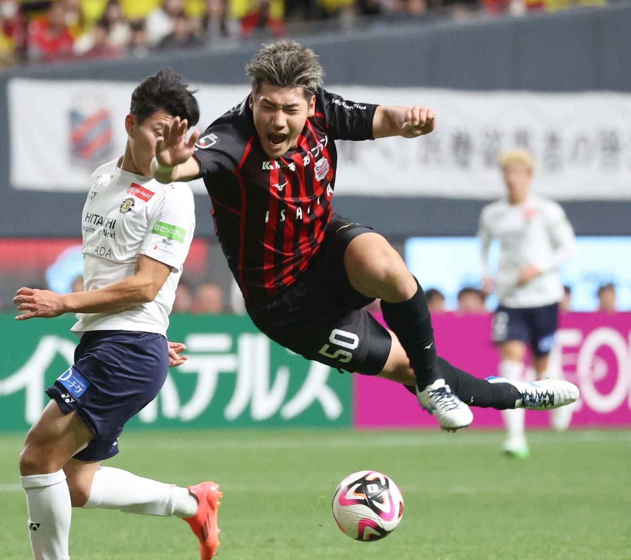 札幌対柏　前半、激しく競り合う札幌岡村（右）（撮影・黒川智章）