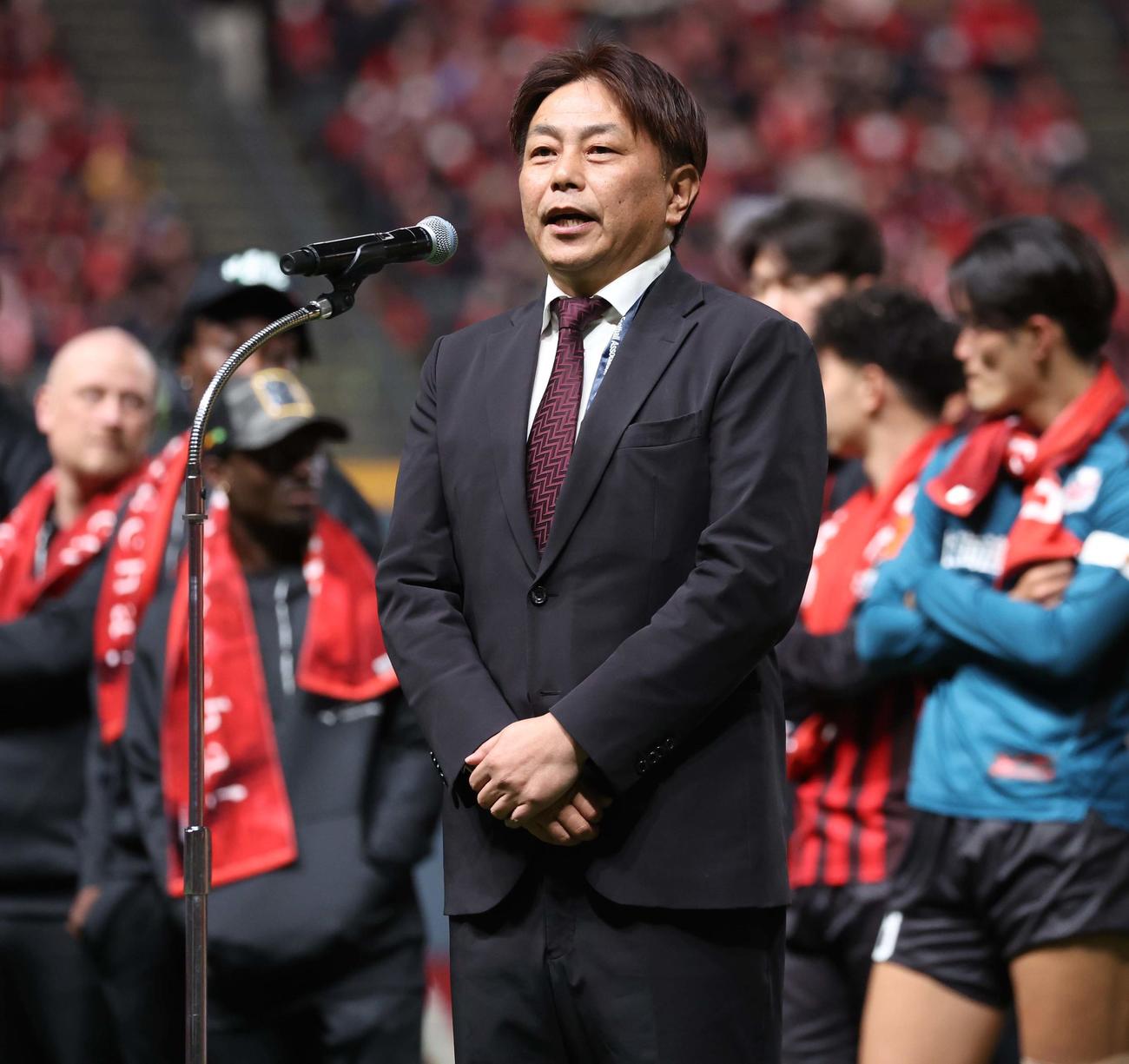 札幌対柏　最終戦セレモニーであいさつする札幌の三上大勝代表取締役GM（撮影・黒川智章）