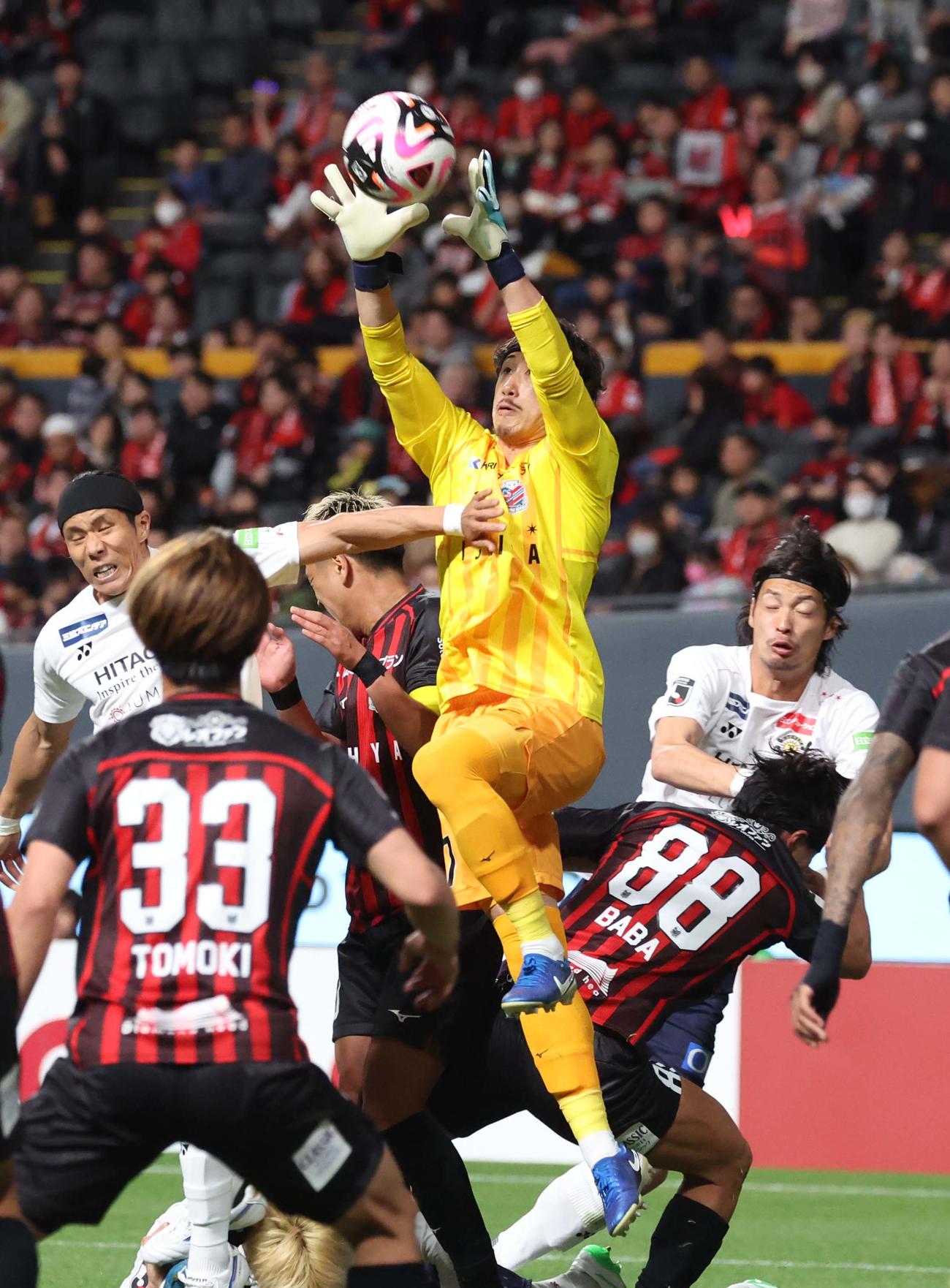 札幌対柏　後半、ボールをキャッチする札幌GK児玉（撮影・黒川智章）