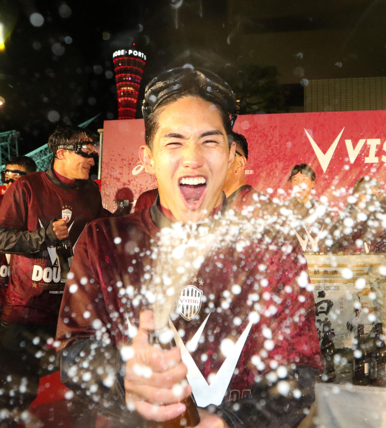 祝勝会でビールをかける神戸武藤（代表撮影）