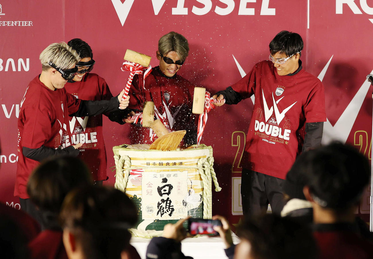 祝勝会で鏡開きを行う、左から神戸酒井、武藤、大迫、山川（撮影・前田充）
