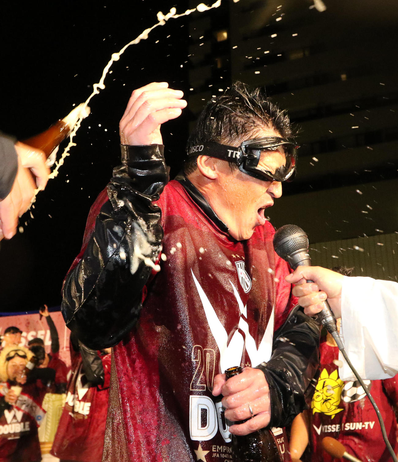 祝勝会でビールをかけられる神戸吉田監督（代表撮影）