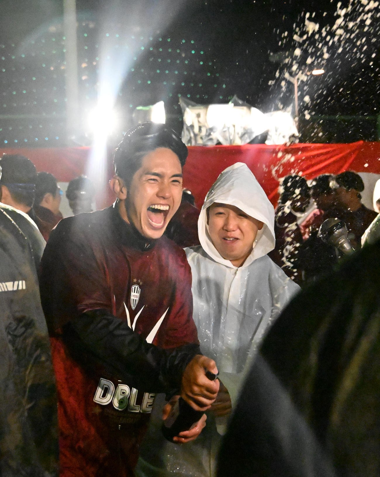 祝勝会でビールをかける神戸武藤（撮影・石井愛子）