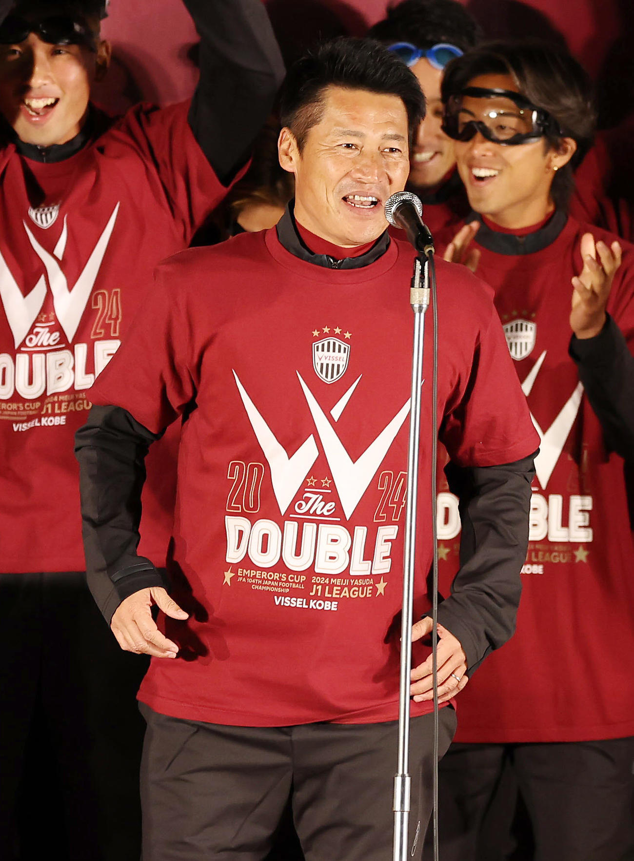 祝勝会であいさつする神戸吉田監督（撮影・前田充）