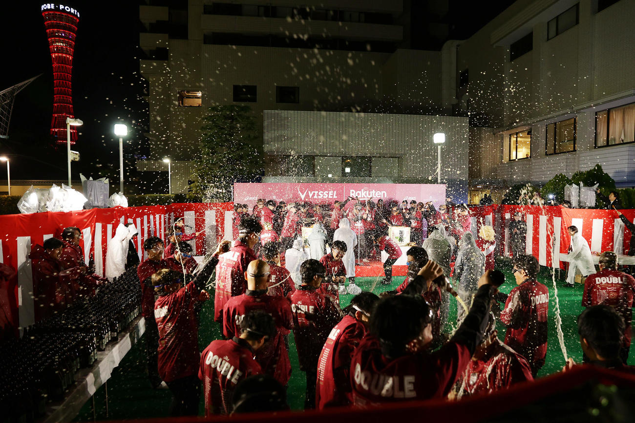 祝勝会でビールかけを行う神戸の選手たち（撮影・前田充）