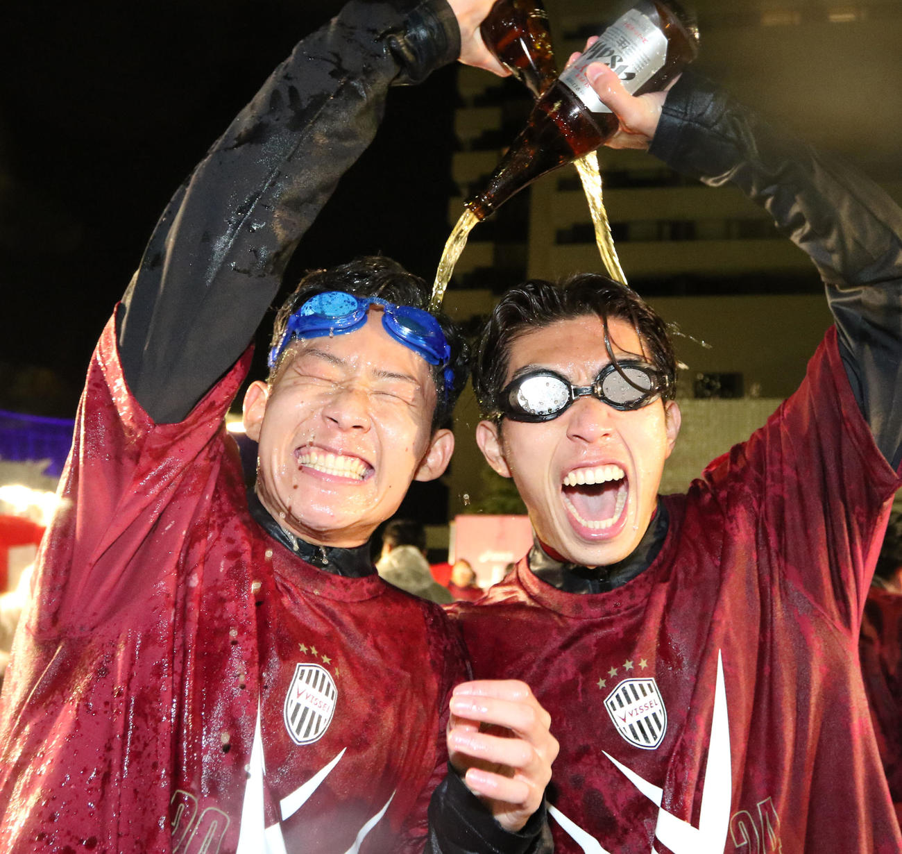 関係者とビールを掛け合う神戸宮代（右）（代表撮影）