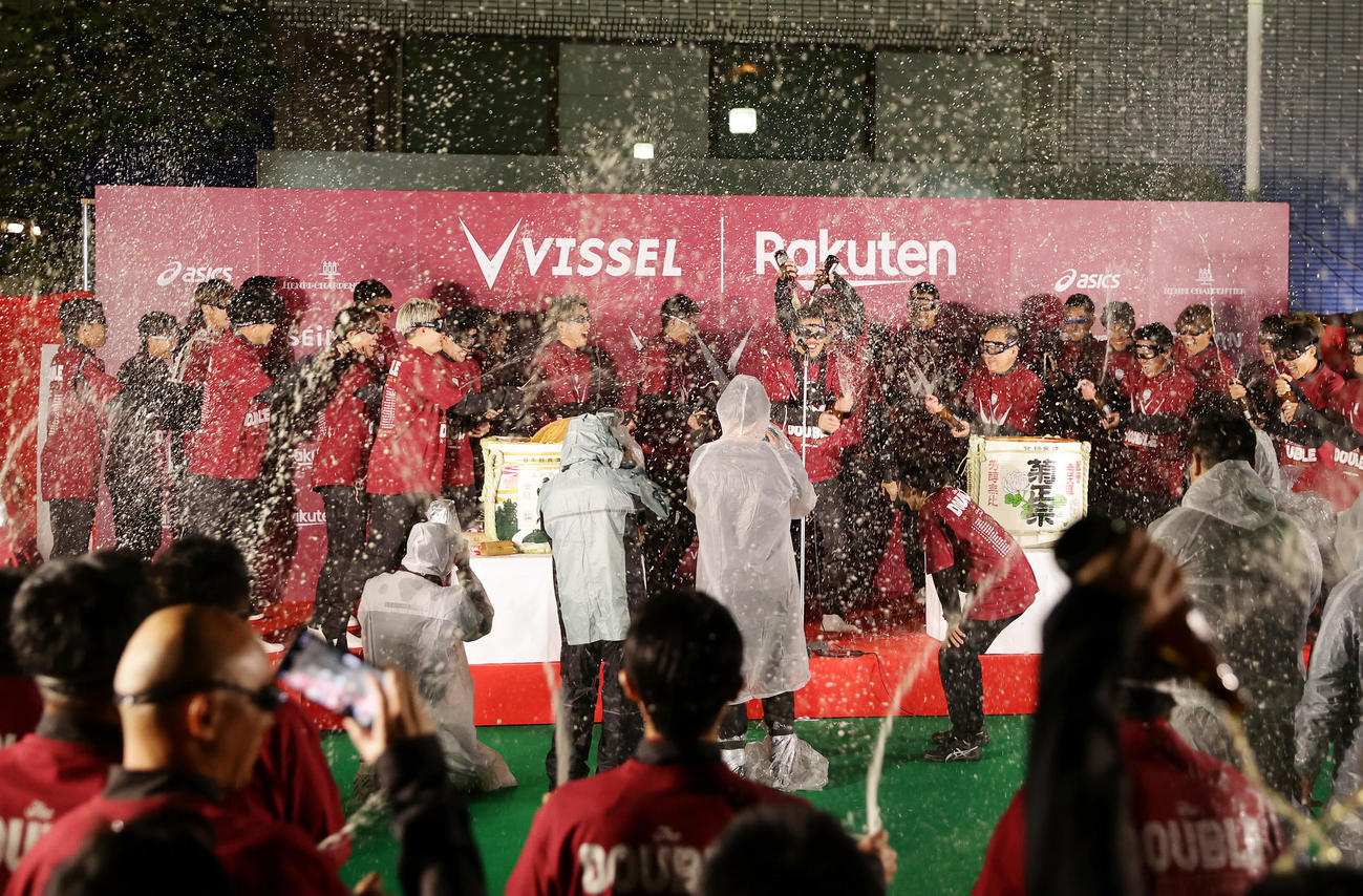 祝勝会でビールかけを行う神戸の選手たち（撮影・前田充）